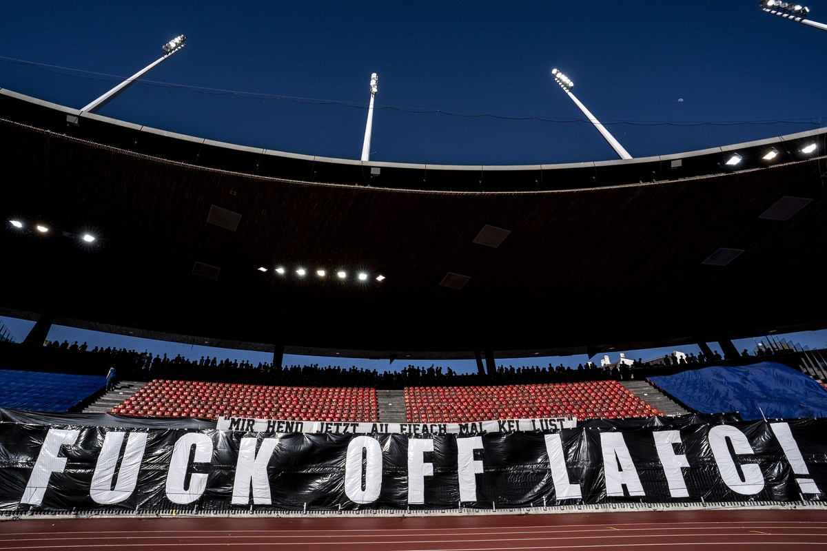 Die GC Fans boykottieren das Spiel und protestieren mit einem Banner "Fuck off LAFC!" gegen die Besitzer aus den USA, bei dem Spiel der Fussball Super League zwischen dem Grasshopper Club Zu ...