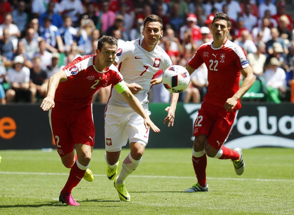 Football Soccer - Switzerland v Poland - EURO 2016 - Round of 16 - Stade Geoffroy-Guichard, Saint-Ãtienne, France - 25/6/16
Poland&#039;s Arkadiusz Milik in action with Switzerland&#039;s Stephan Li ...