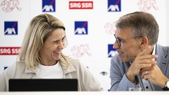 Marion Daube, Direktorin Frauenfussball SFV, links, und Peter Knaebel, SFV-Praesident, rechts, lachen kurz vor einer Medienkonferenz zum Start der AXA Women?s Super League 2025/26, am Freitag, 22. Aug ...