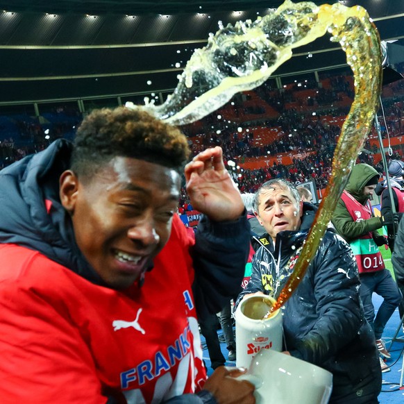 Trainer Marcel Koller macht David Alaba nass: Von Bayern München müsste sich der Star der Ösis Bierduschen gewohnt sein.