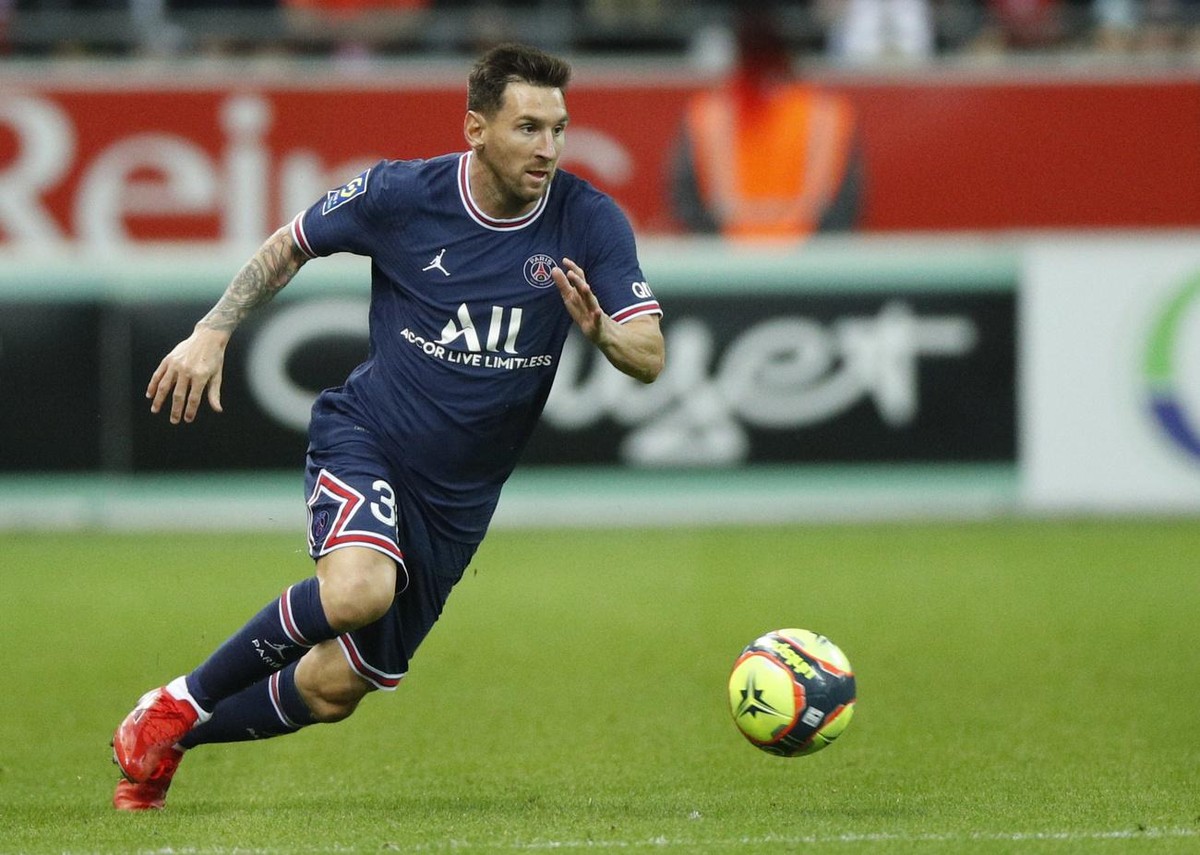 epa09436124 Paris Saint-Germain's Lionel Messi in action during the French Ligue 1 soccer match between Stade Reims and Paris Saint-Germain (PSG) at Stade Auguste-Delaune II in Reims, France, 29  ...