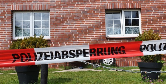 Die Kantonspolizei Wallis hat am Sonntagnachmittag zwei tote Personen in einer Wohnung in Leukerbad VS gefunden.