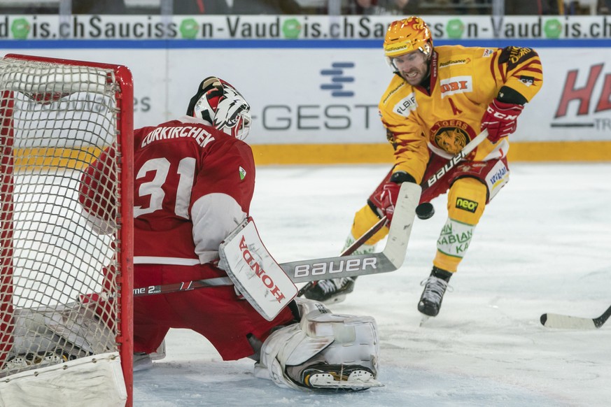 Le gardien lausannois Sandro Zurkirchen, gauche, sauve devant le Top Scorer de Langnau Christopher DiDomenico, droite, lors du cinquieme match du quart de finale de play off du championnat suisse de h ...