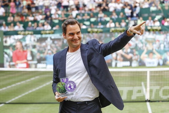 Terra Wortmann Open 2023, Ehrung fuer Roger Federer SUI, Roger winkt und verabschiedet sich von den Zuschauern,Fans . *** Terra Wortmann Open 2023, tribute to Roger Federer SUI , Roger waves and says  ...