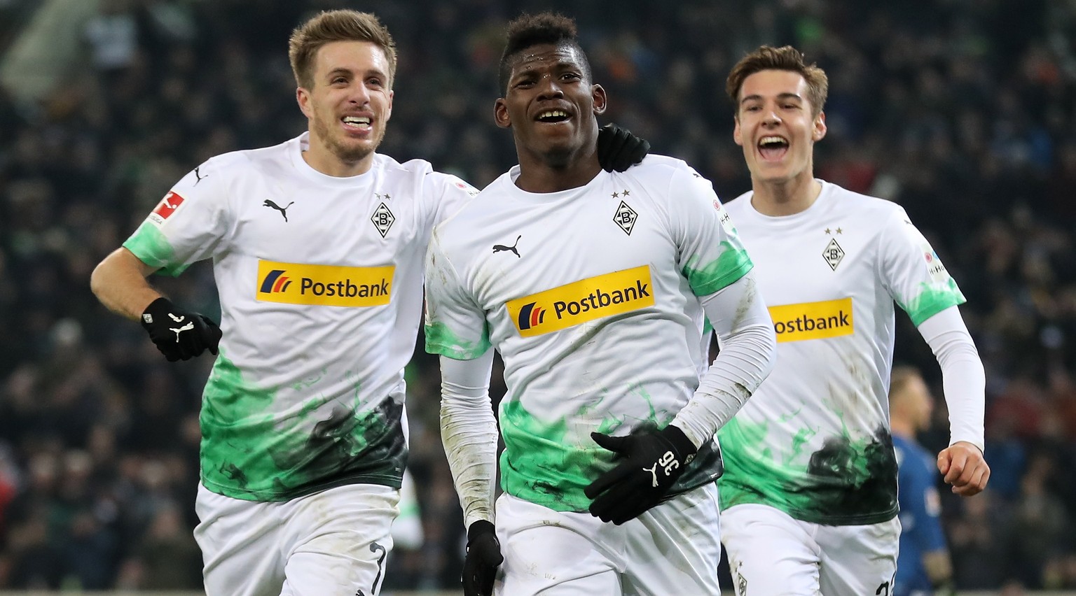 epaselect epa08037478 Moenchengladbach&#039;s Breel Embolo (C) celebrates scoring the fourth goal with Moenchengladbach&#039;s Florian Neuhaus (R) and Moenchengladbach&#039;s Patrick Herrmann (L) duri ...