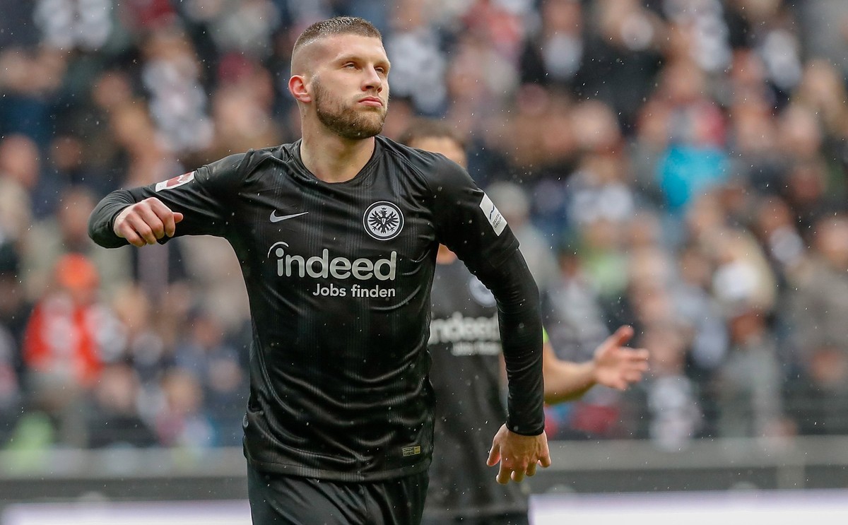 epa07532272 Frankfurt's Ante Rebic during the German Bundesliga soccer match between Eintracht Frankfurt and Hertha BSC Berlin in Frankfurt, Germany, 27 April 2019. EPA/JOERG HALISCH CONDITIONS - ...