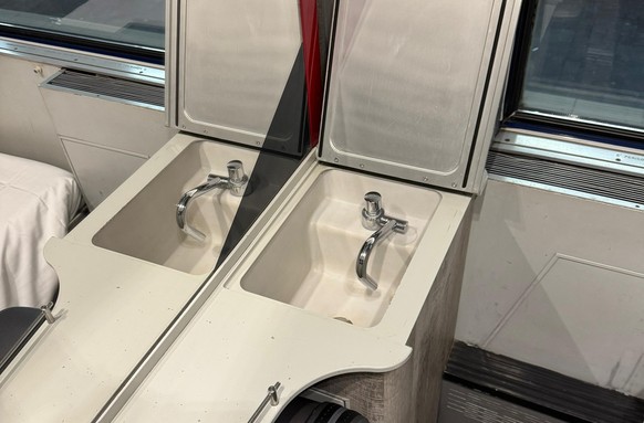 Sehr praktisch: fliessend Wasser im eigenen Abteil.