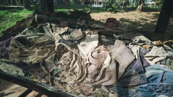 Kleiderreste von Opfern: In den "Killing Fields" wurden Menschen, die die Folter überlebt hatten, hingerichtet.