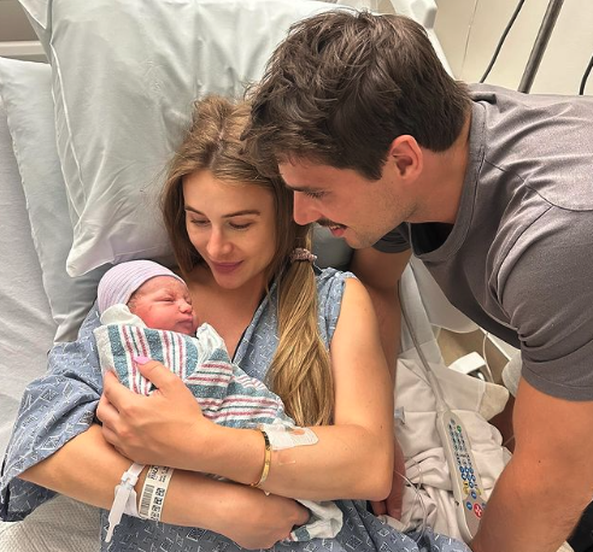 Kevin Fiala avec son épouse et leur petite fille, mi-mai.