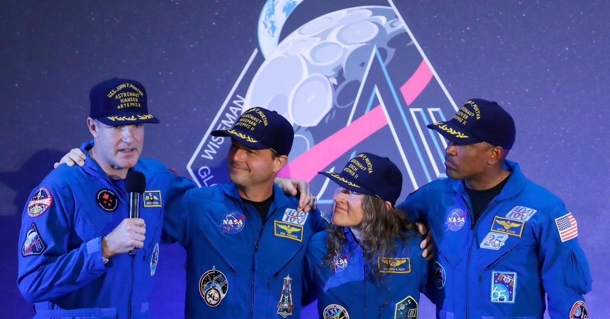 Mondmissions-Crew wird nach Rückkehr zur Erde gefeiert