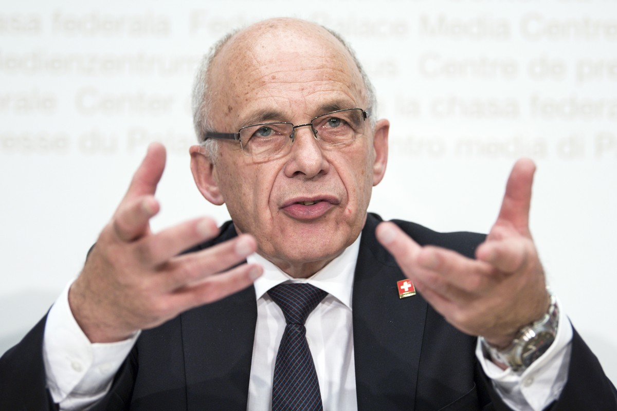 Bundesrat Ueli Maurer spricht an einer Medienkonferenz ueber die Volksinitiative "fuer krisensicheres Geld: Geldschoepfung allein durch die Nationalbank", Vollgeld-Initiative, am Dienstag, 1 ...