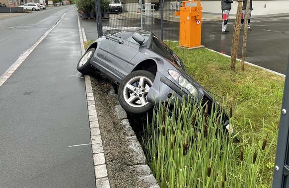 Ein 18-jähriger Autofahrer hat am 27. Juni in Waldibrücke derart beschleunigt, dass sich sein Auto drehte, in einen Zaun prallte und in einem Bach landete. Er und die drei Mitfahrer kamen mit dem Schr ...