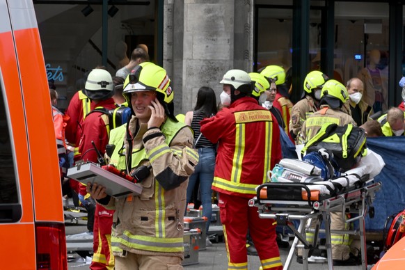 epa10001636 Emergency services work at the scene after a car drove into a crowd of people in central Berlin, Germany, 08 June 2022. According to police, a man is said to have driven into a group of pe ...