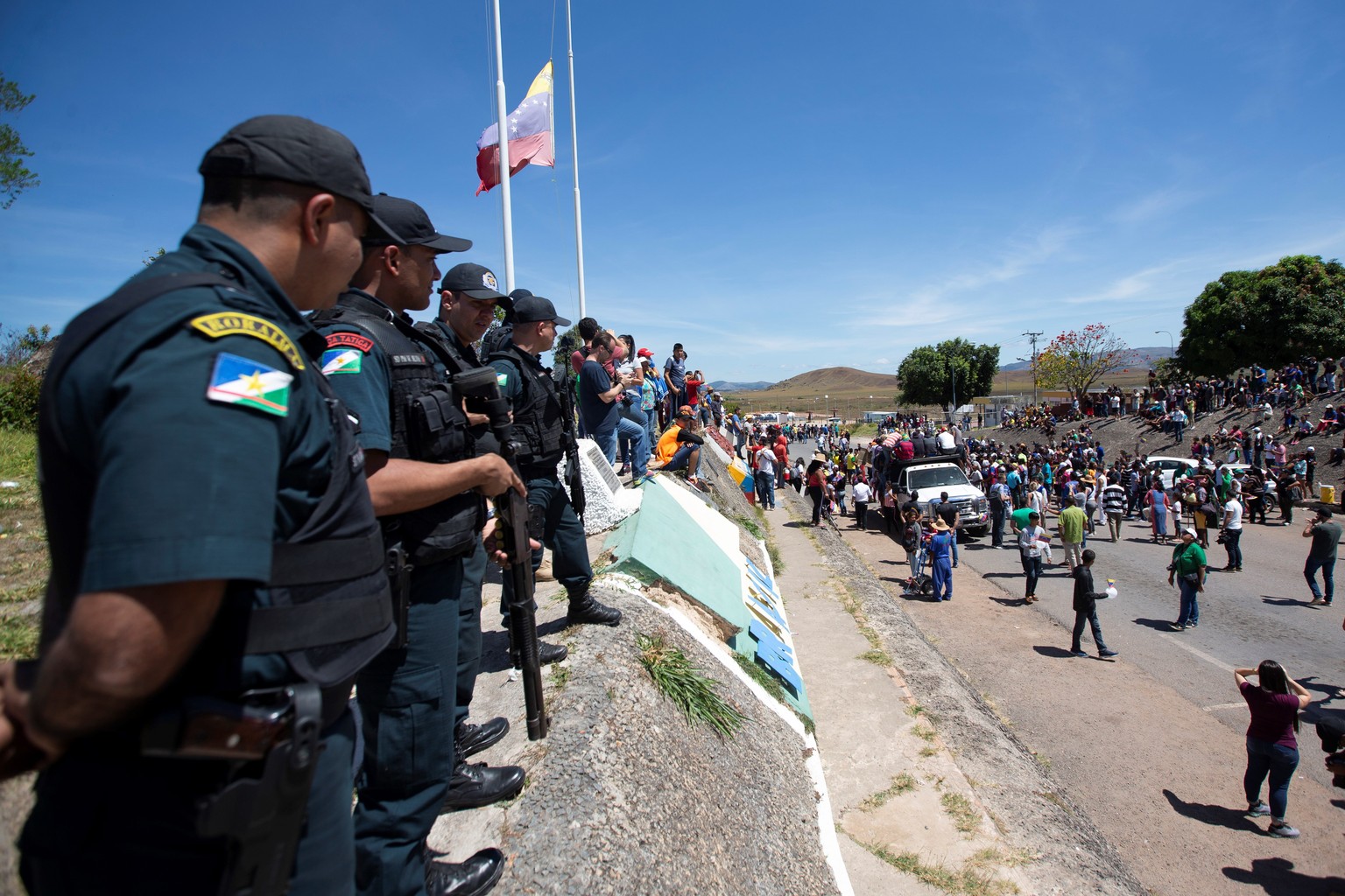 epa07391147 Brazilian Police stand guard at the border crossing located in the town of Pacaraima, on the border between Brazil and Venezuela, closed since Thursday by order of the Government of Nicola ...