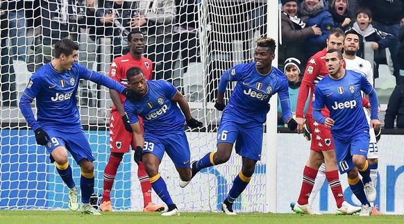Patrice Evra (2.v.l.) brachte Juventus in der ersten Halbzeit in Führung.