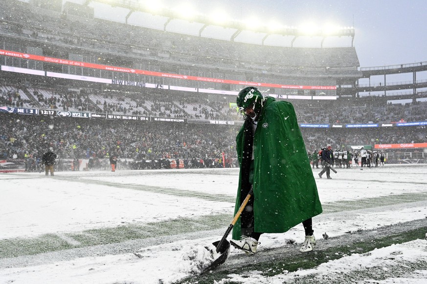 NFL, American Football Herren, USA New York Jets at New England Patriots Jan 7, 2024 Foxborough, Massachusetts, USA New York Jets long snapper Thomas Hennessy 42 shovels snow along the sideline during ...