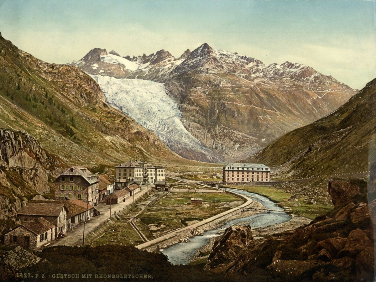 Gletsch mit Blick auf den Rhonegletscher und die Furkapassstrasse.