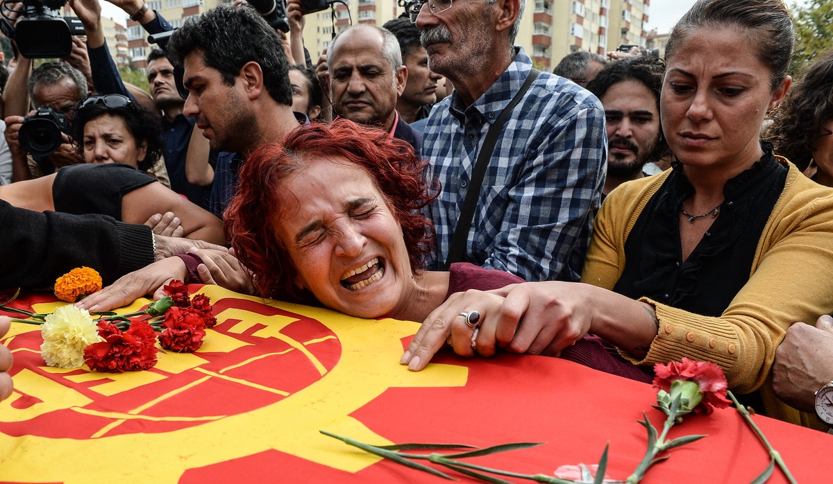 Angehörige eines der Opfer des Terroranschlags vom Samstag bei dessen Beerdigung&nbsp;in Ankara (11.10.2015).