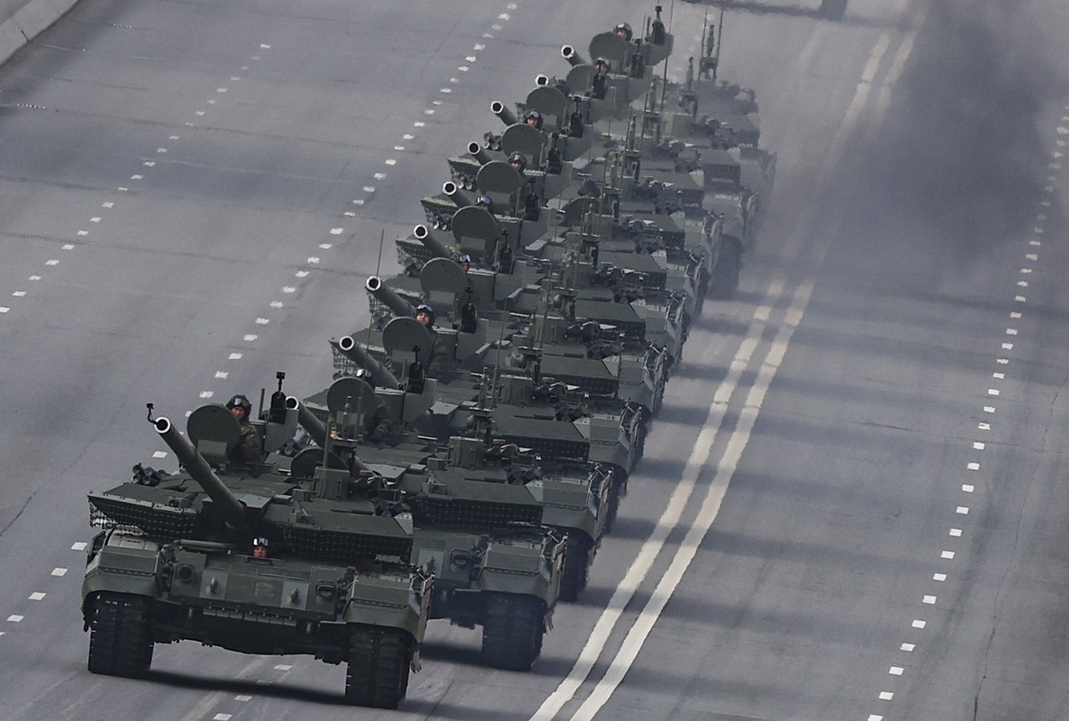 epa12079202 Russian T-72 battle tanks drive during preparations for the general rehearsal of the annual military parade ahead of Victory Day celebrations, in downtown Moscow, Russia, 07 May 2025. Russ ...