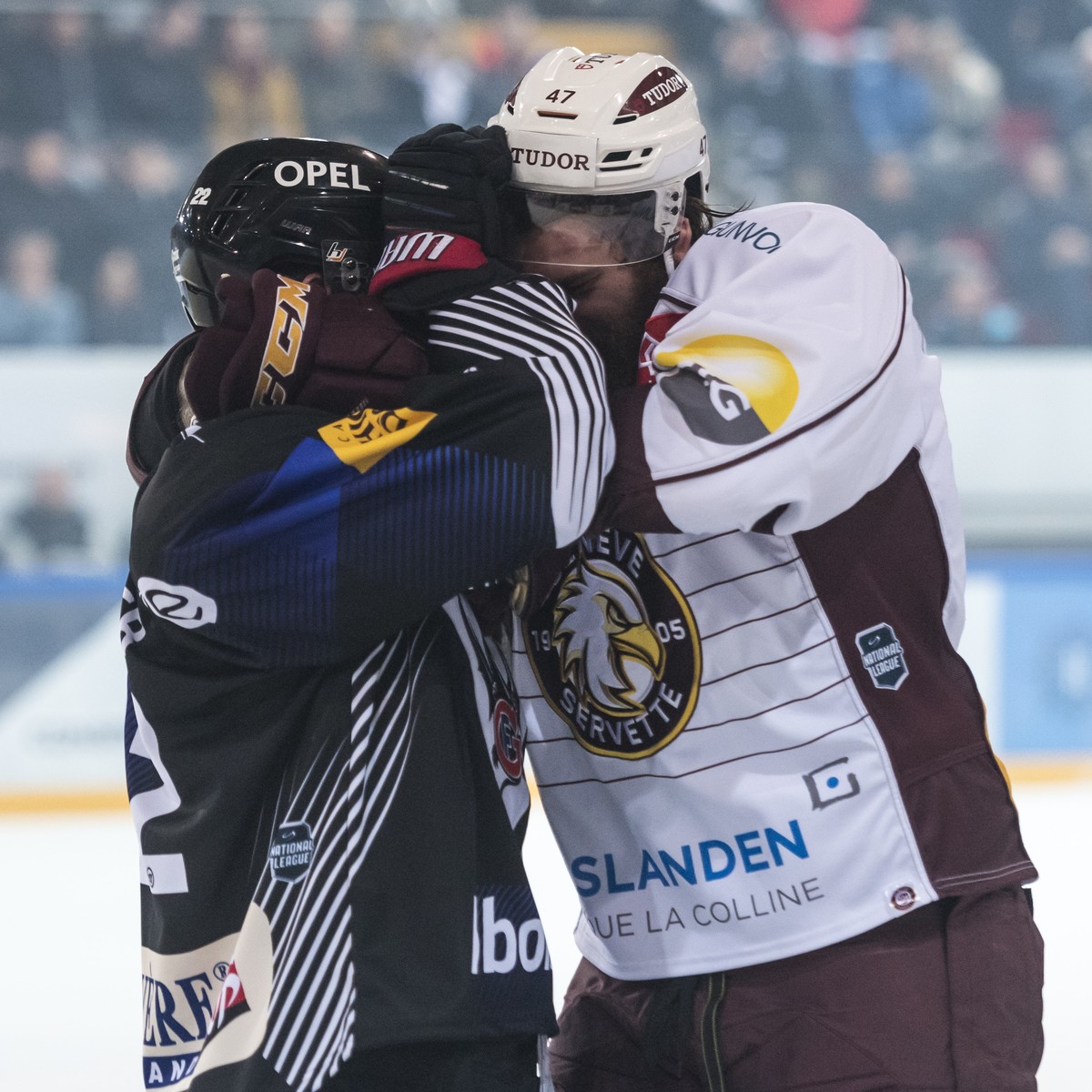 L'attaquant fribourgeois Jim Slater, gauche, se bat avec le defenseur genevois Eliot Antonietti, droite, lors de la rencontre du championnat suisse de hockey sur glace de National League entre le ...