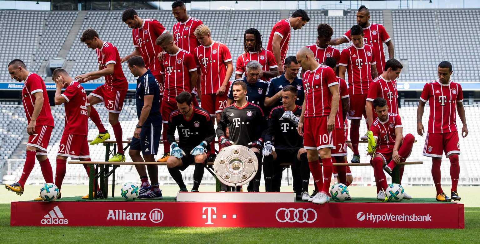 epa06131710 The team players of FC Bayern Munich (first row, L-R): Rafinha, Franck Ribery, Sven Ulreich, Manuel Neuer, Christian Fruechtl, Arjen Robben and Juan Bernat. Second row (L-R): David Alaba,  ...