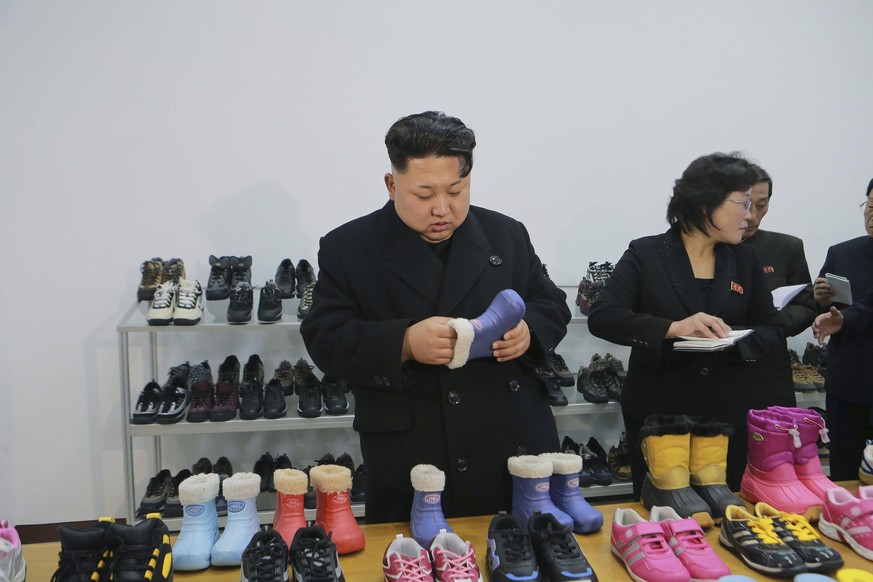 Keiner zu klein, ein Diktator zu sein: Kim Jong Un besucht ein Schuhgeschäft in Nordkorea.