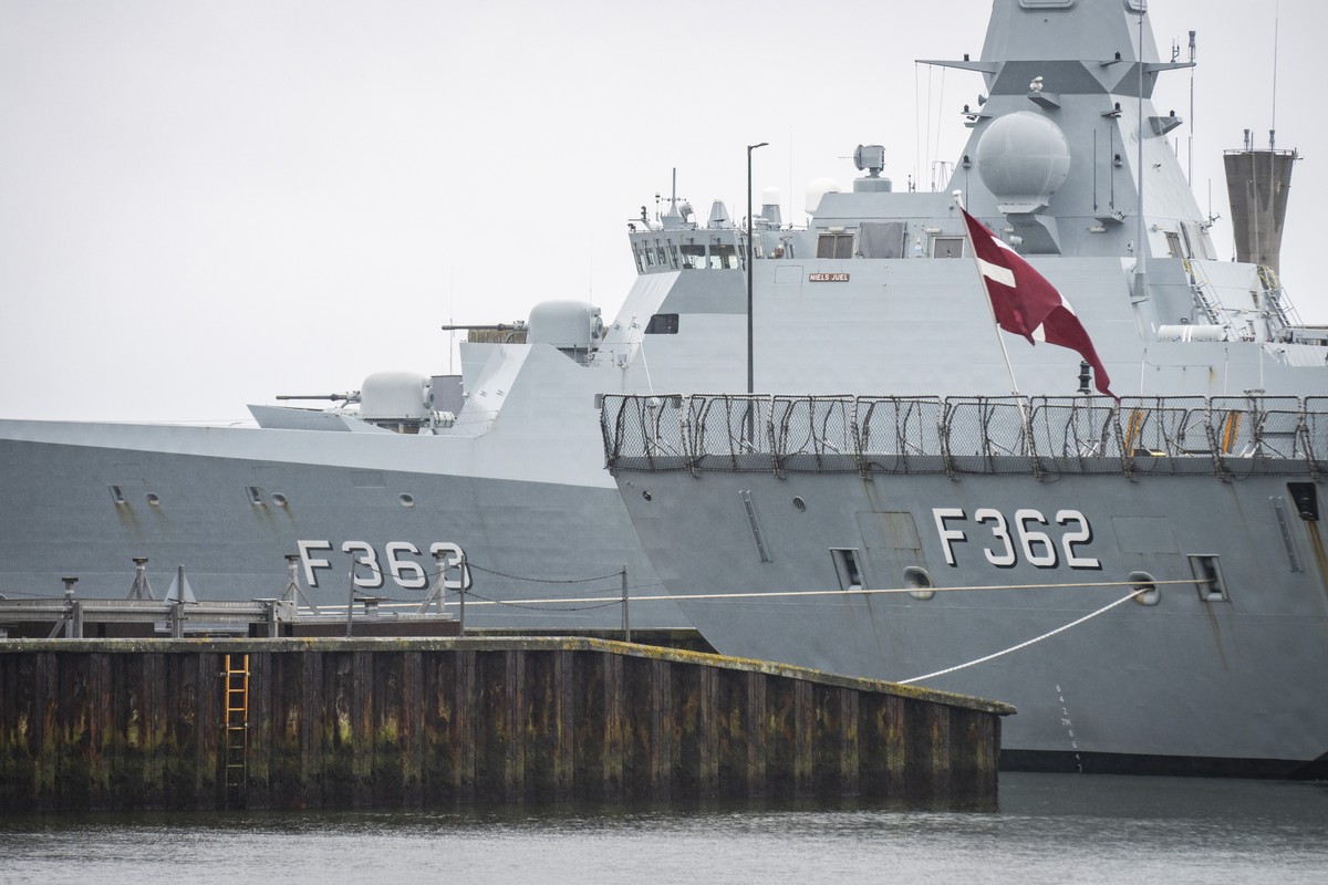 epa11259205 The Danish naval frigate Niels Juel (L) is docked in Korsoer, Denmark, 04 April 2024. According to the Danish Armed Forces, the shipping traffic and airspace was closed in the area of the  ...