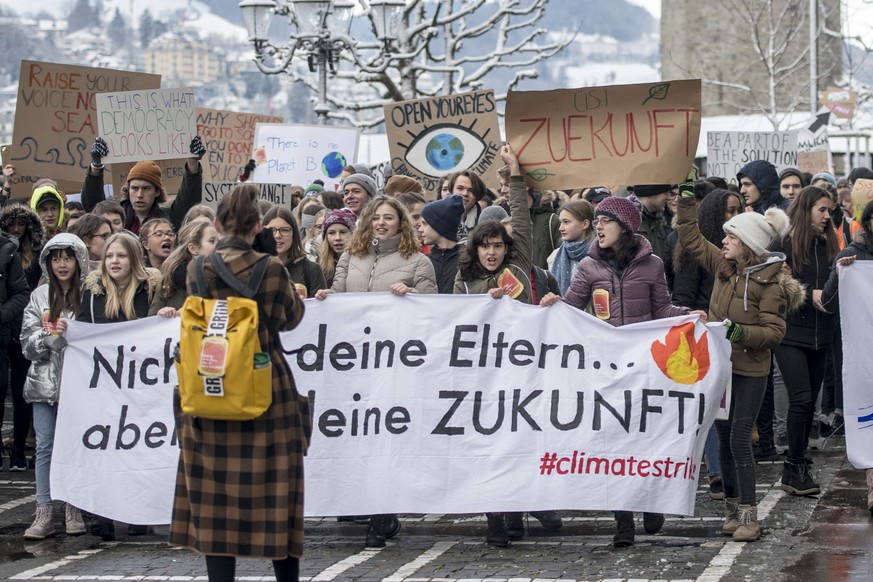 Mehrere hundert Schuelerinnen und Schueler demonstrierten am schweizweiten Klimastreik gegen die Klimapolitik und fuer einen sicheren Klimaschutz am Freitag, 18. Janaur 2019 in Luzern. (KEYSTONE/Urs F ...