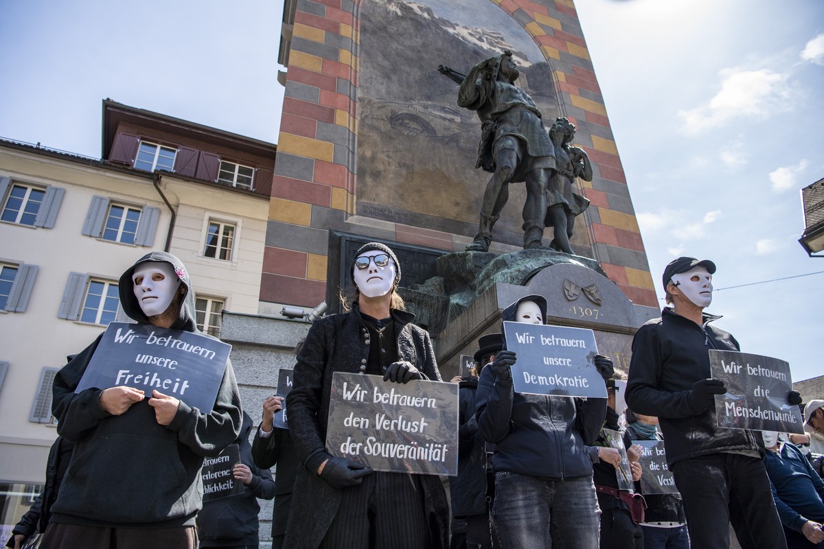 Corona-Skeptiker vor dem Tell Denkmal in Altdorf bei einem nicht bewilligten Demonstrationsumzug gegen die Corona-Massnahmen und Maskenpflicht, am Samstag, 10. April 2021, in Altdorf. (KEYSTONE/Urs Fl ...