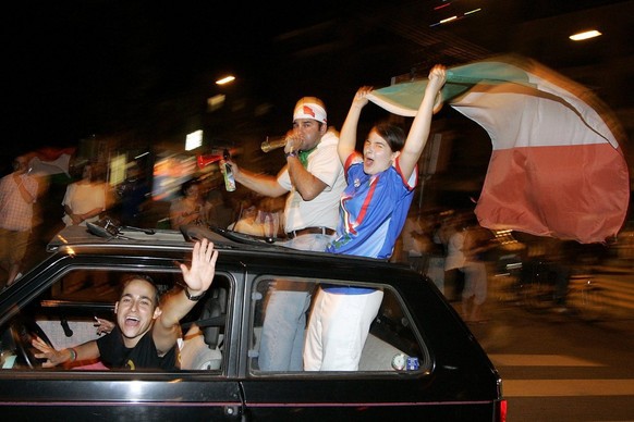 Italienische Fans feiern am Dienstag, 4. Juli 2006, an der Langstrasse in Zuerich den Sieg der italienischen Fussball Nationalmannschaft gegen Deutschland an der Weltmeisterschaft. Italien steht im Fi ...