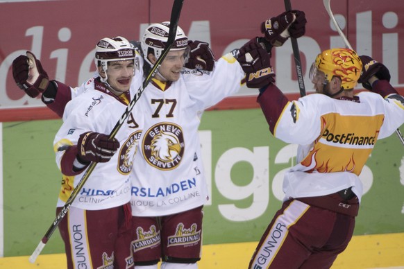 Servettes Damien Riat, Henrik Toemmernes, Tanner Richard, von links, jubeln, in der Verlaengerung, waehrend dem Eishockey National League Spiel zwischen dem SC Bern und dem HC Genf-Servette, am Freita ...