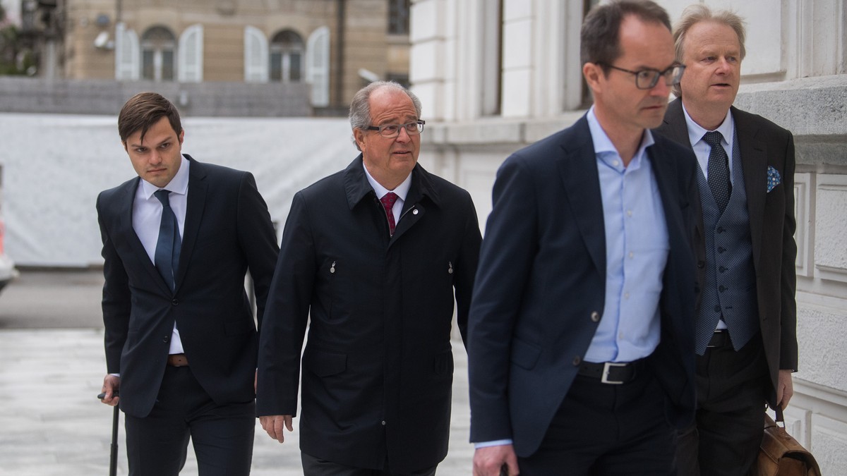 Urs Linsi, Mitte, kommt mit seinen Anwaelten zum Bundesstrafgericht in Bellinzona, am Montag, 9. Maerz 2020. Am Bundesstrafgericht in Bellinzona beginnt am Montag der Prozess gegen die drei frueheren  ...
