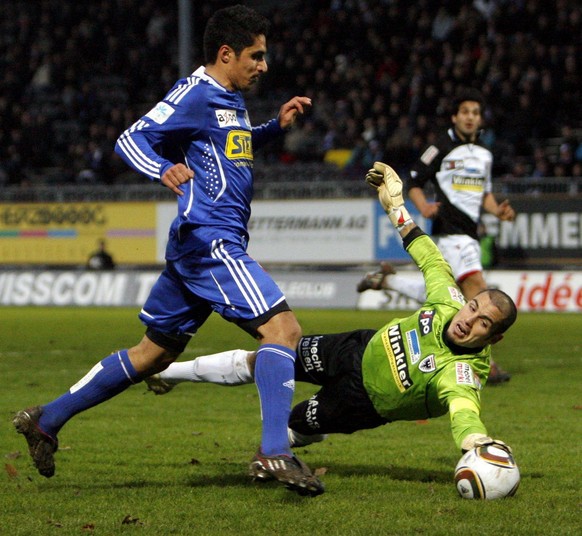 Der Luzerner Cristian Ianu, links, im Spiel gegen den Aarauer Torhueter Ivan Benito, rechts, beim Fussball Meisterschaftsspiel der Super League zwischen dem FC Luzern und dem FC Aarau am Sonntag, 6. D ...