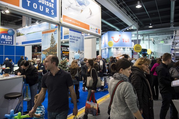 Besucher verweilen an der groessten Ferienmesse der Schweiz, FESPO, am Sonntag, 1. Februar 2015 in Zuerich. Die Ferien-, Sport- und Freizeitmesse FESPO gastierte vom 29. Januar bis 1. Februar 2015 in  ...