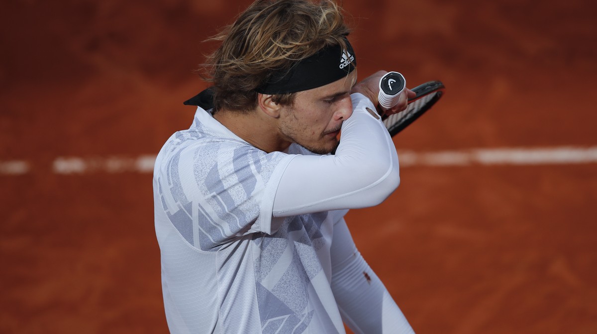 Germany's Alexander Zverev leaves after losing the fourth round match of the French Open tennis tournament against Italy's Jannik Sinner at the Roland Garros stadium in Paris, France, Sunday ...