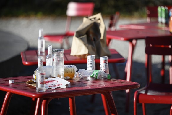 Leere Alkoholflaschen und Getraenkedosen stehen auf einem Tisch und dem Brunnenrand beim Rosalia-Wenger-Platz, fotografiert am Montag, 28. Oktober 2024 in Bern. (KEYSTONE/Christian Beutler)