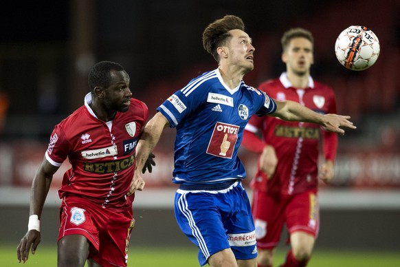 le joueur valaisan Moussa Konate, gauche, lutte pour le ballon avec le joueur lucernois Francois Affolter, droite, lors de la rencontre de demi-finale de la Coupe Suisse de football entre le FC Sion e ...