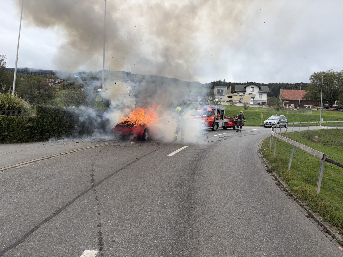 Eichberg: Auto während Fahrt in Brand geraten