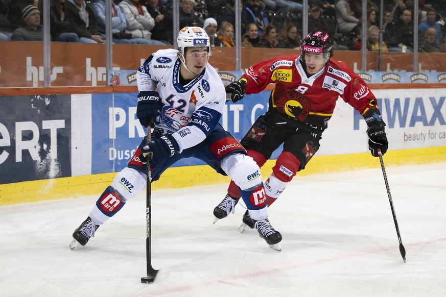 Zuerichs Alexandre Texier, links, und Berns Joshua Fahrni, rechts, kaempfen um den Puck, beim Eishockey Meisterschaftsspiel der National League zwischen dem SC Bern und den ZSC Lions, am Samstag, 5. N ...