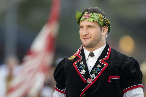 Armon Orlik, mitte, erhaelt den Kranz des Schwingerkoenig nach dem Schlussgang beim Eidgenoessischen Schwing- und Aelplerfest 2025 Glarnerland (ESAF), am Sonntag, 31. August 2025, in Mollis. (KEYSTONE ...