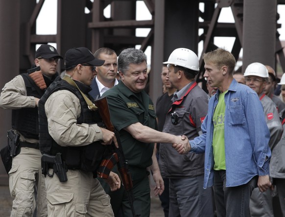 Präsident Petro Poroschenko bei seinem Besuch in&nbsp;in der Front-Stadt Mariupol.