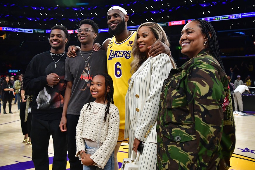 NBA, Basketball Herren, USA Oklahoma City Thunder at Los Angeles Lakers Feb 7, 2023 Los Angeles, California, USA Los Angeles Lakers forward LeBron James 6 poses for photos with his sons Bronny and Bry ...