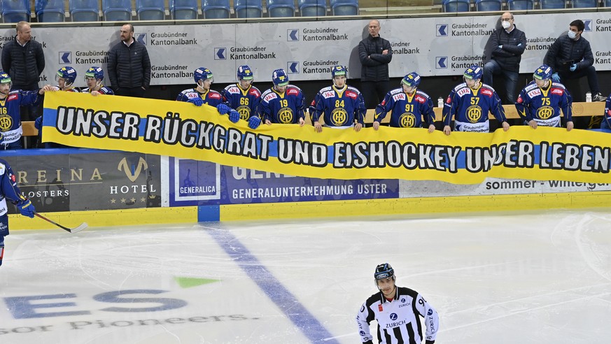 Das Davoser Team streikt nach dem Anspiel fuer rund 2 Minuten und macht mit einem Banner auf ihre Probleme aufmerksam, im Eishockey-Qualifikationsspiel der National League zwischen dem HC Davos und de ...