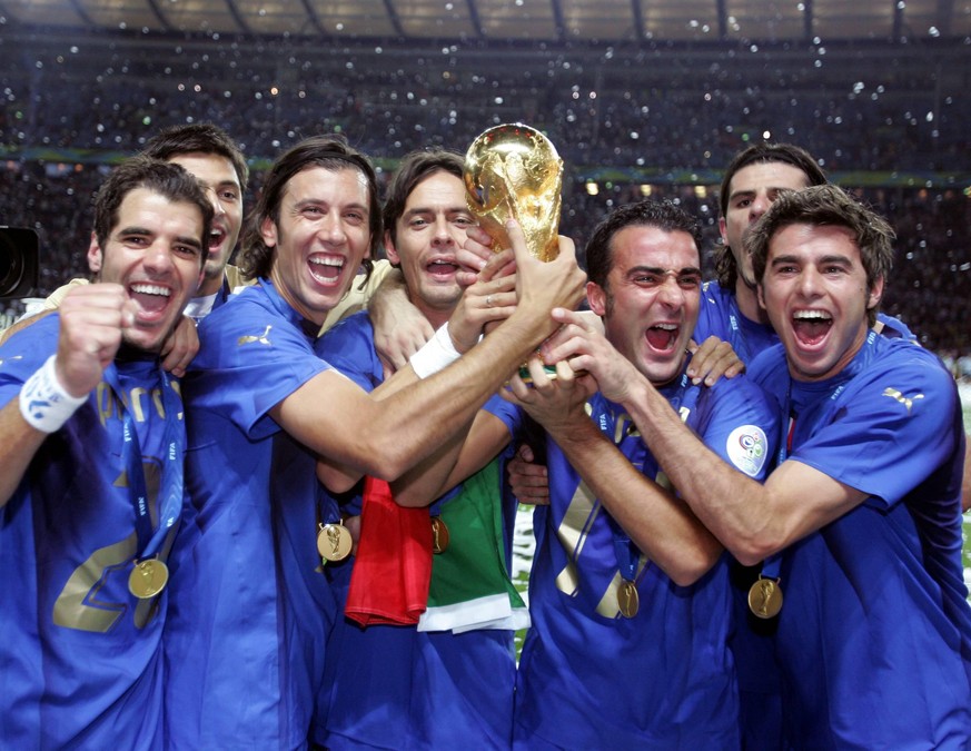 Bildnummer: 02178101 Datum: 09.07.2006 Copyright: imago/Ulmer
Weltmeister Italien v.li.: Simone Perrotta, Torwart Marco Amelia, Cristian Zaccardo, Filippo Inzaghi, Simone Barone, Vincenzo Iaquinta un ...