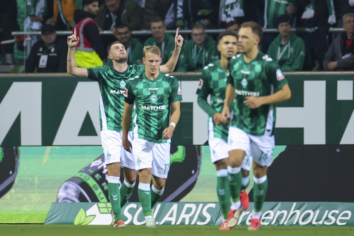 epa11685453 Marvin Ducksch of Bremen celebrates with teammates after scoring the 1-1 during the German Bundesliga soccer match between SV Werder Bremen and Bayer Leverkusen in Bremen, Germany, 26 Octo ...