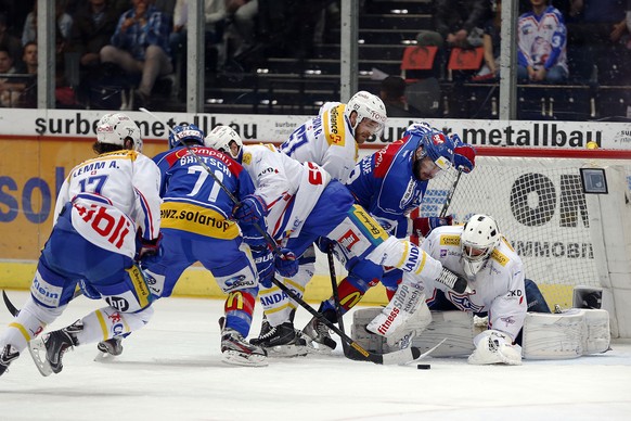 Kloten Flyers Torhueter Martin Gerber, von rechts, ZSC Lions Stuermer Dan Fritsche, Kloten Flyers Stuermer Romano Lemm, Patrick von Gunten, ZSC Lions Stuermer Patrik Baertschi und Kloten Flyers Stuerm ...