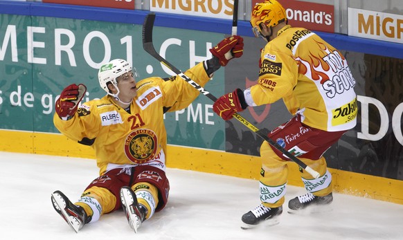 Tiger&#039;s forward Raphael Kuonen, left, celebrates his goal with teammate forward Harri Pesonen, of Finland, right, after scoring the2:1, during a National League regular season game of the Swiss C ...