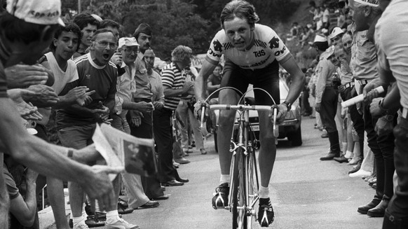 Beat Breu wird am 17. Juni 1981 bei der 7. Etappe der Tour de Suisse, einem Bergzeitfahren von Lugano auf den Monte Bre, von Zuschauern angefeuert. Breu gewinnt das Zeitfahren. (KEYSTONE/Str)
