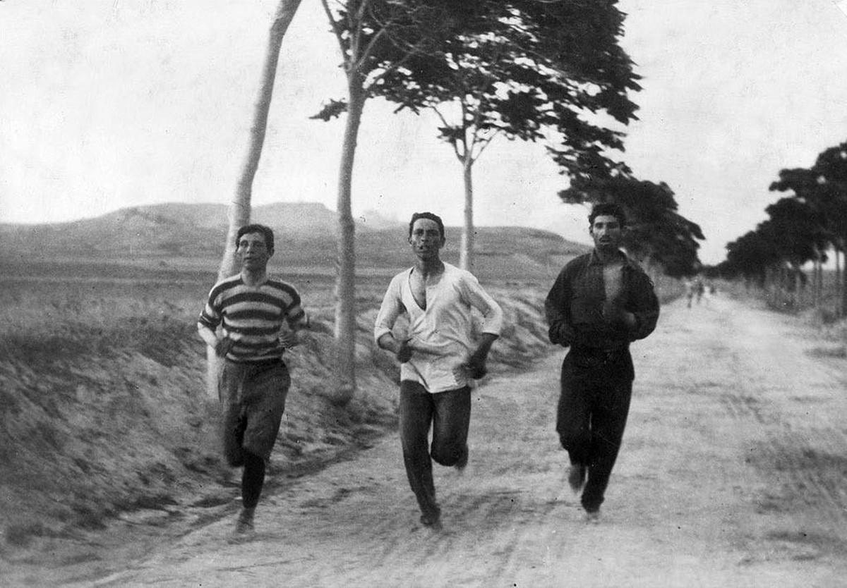 Bien qu'il se soit arrêté à mi-chemin pour manger un œuf et boire un verre de vin, le berger grec de 23 ans sera le premier coureur à franchir la ligne d'arrivée.