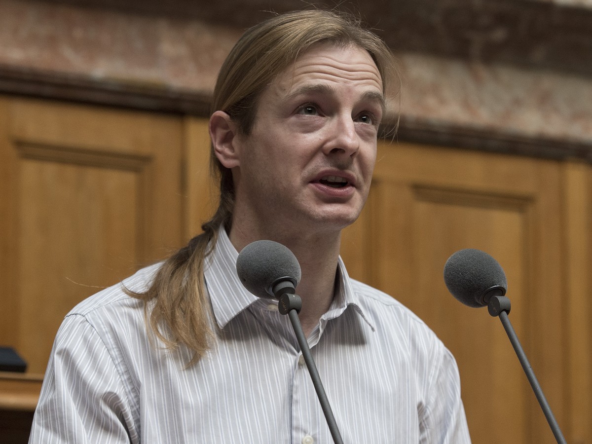 Lorenzo Quadri (Lega/TI) aeussert sich zur Volksinitiative "Rettet unser Schweizer Gold" waehrend der Sondersession am Montag, 5. Mai 2014 im Nationalrat in Bern. (KEYSTONE/Lukas Lehmann)